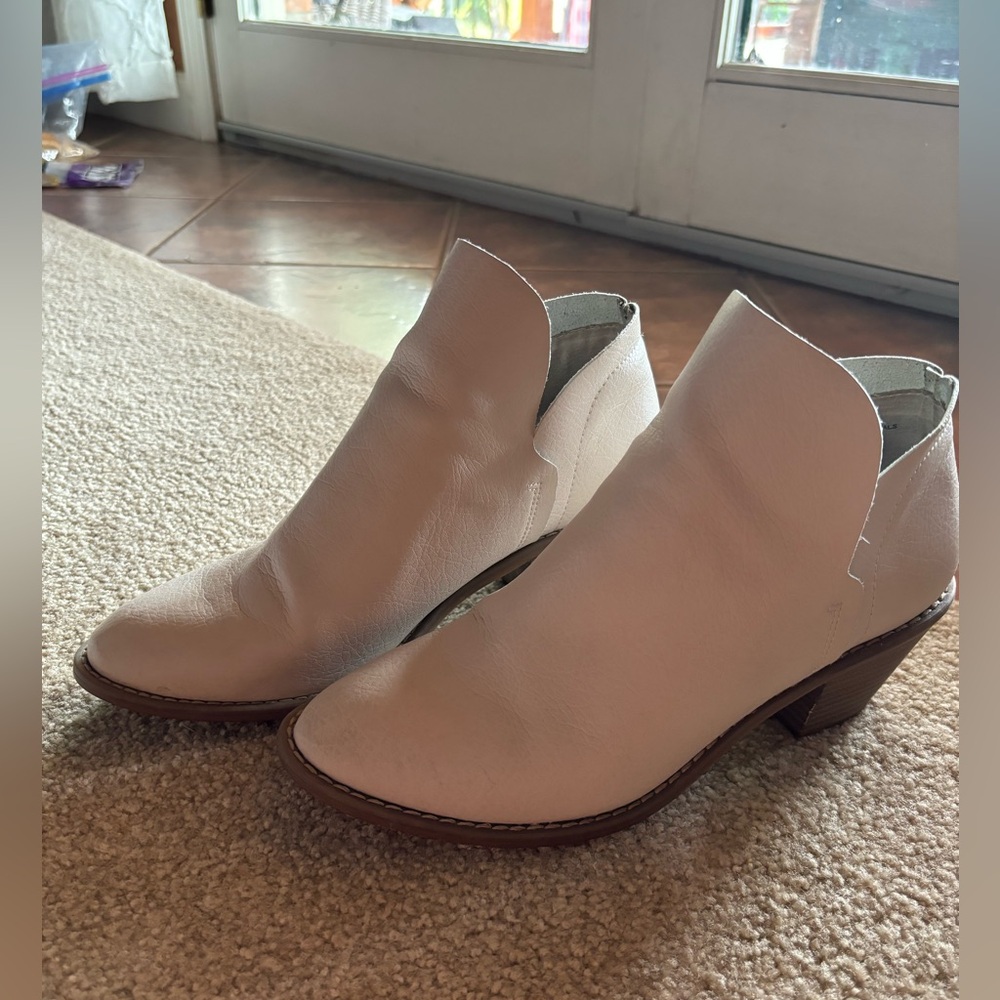 Universal Thread booties